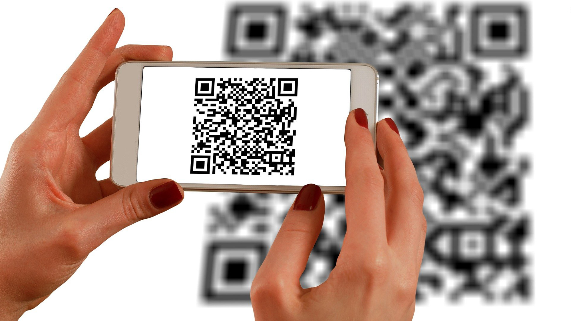kobieta robi zdjęcie kodowi QR